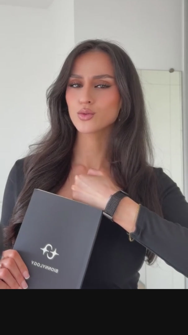 Video laden: Frau präsentiert den Bionnylogy-Planer und das biometrische Bionny-Armband