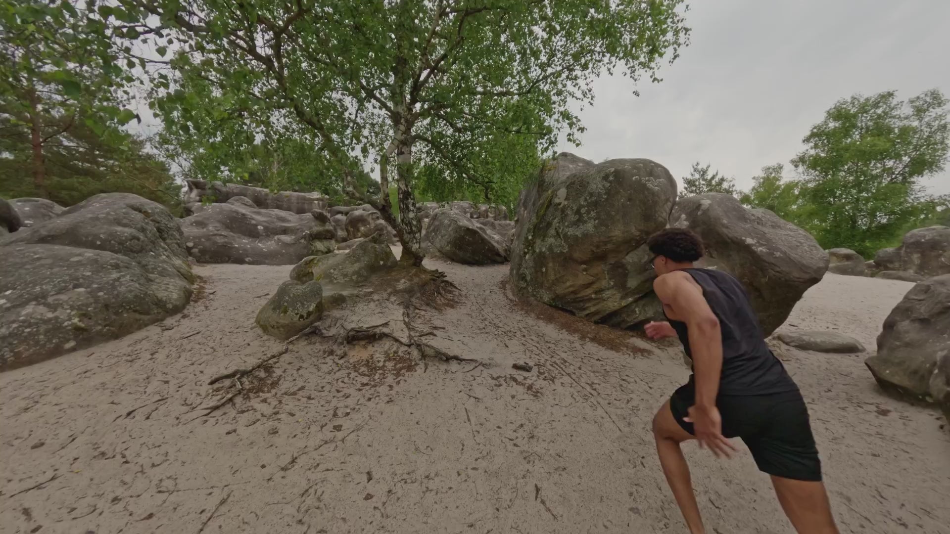 Video laden: Mann läuft in Sportbekleidung im Sand zwischen Felsen mit biometrischem Armband